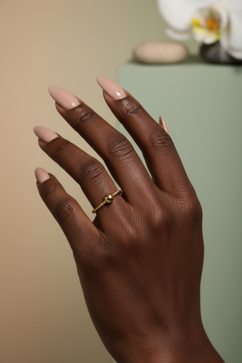 the-solitaire-twist-band-on-finger.jpg